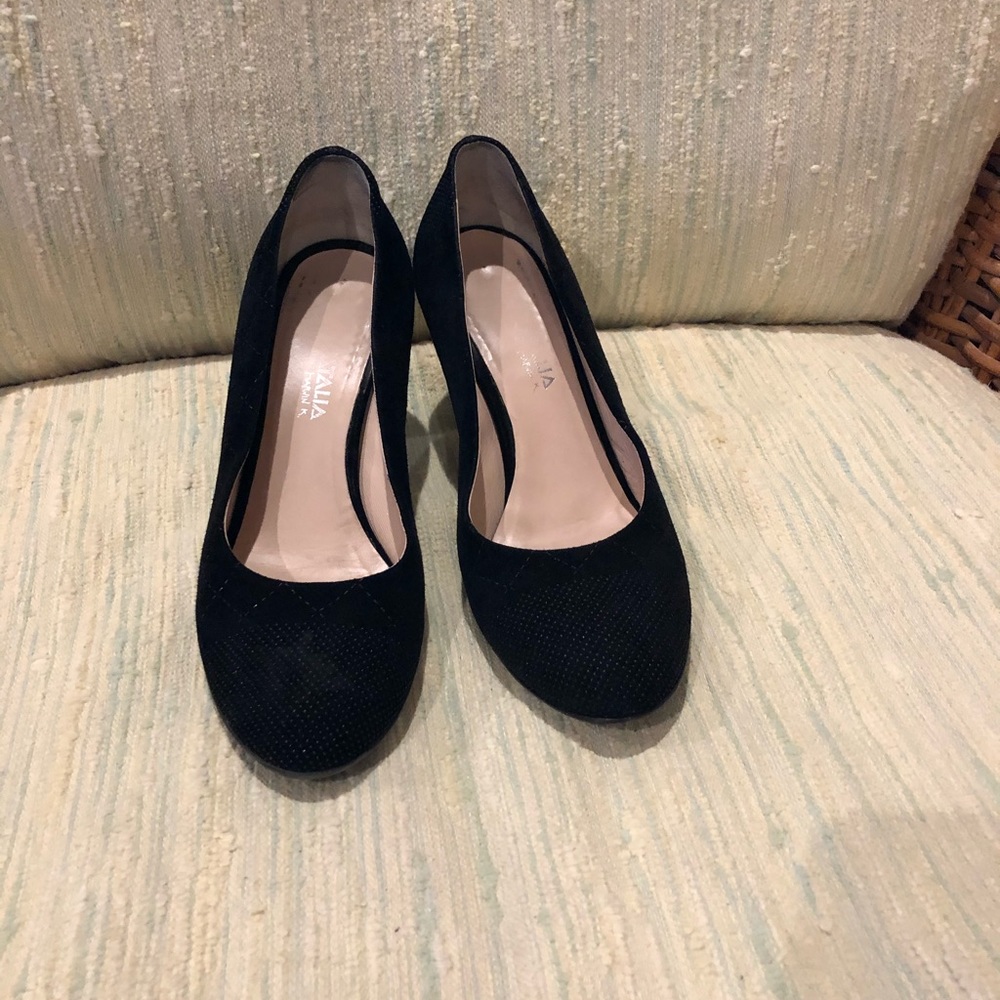 Black Suede pumps. Round toe, Quilt detail.